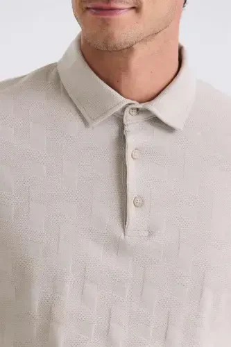 Бежевая облегающая узорчатая футболка-поло с воротником - 3