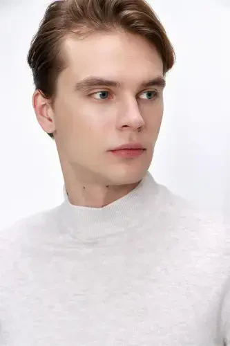 Бежевый базовый динамичный облегающий удобный крой трикотажный свитер с воротником-поло. - 5