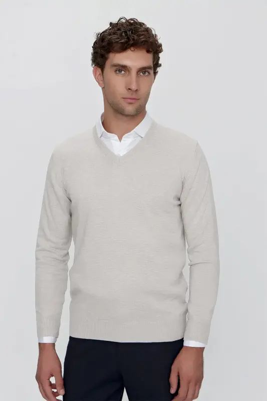 Бежевый базовый динамичный облегающий удобный трикотажный свитер с V-образным вырезом - 3