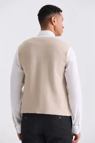 Бежевый приталенный трикотажный жилет на пуговицах - 4