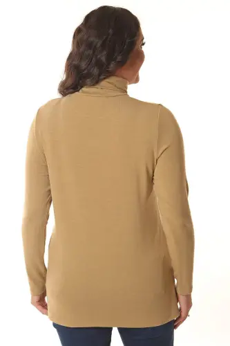 Бежевый ребристый свитер с воротником-гольфом - 5