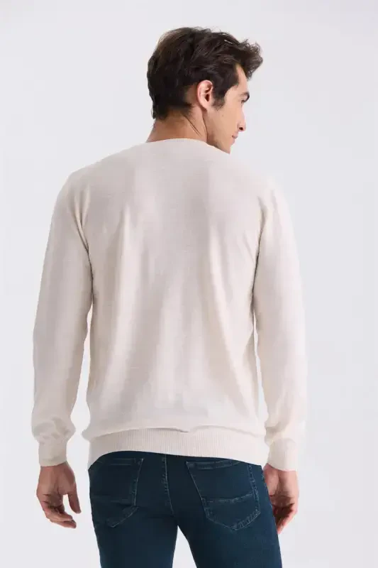 Бежевый свитер с круглым вырезом свободного кроя - 4