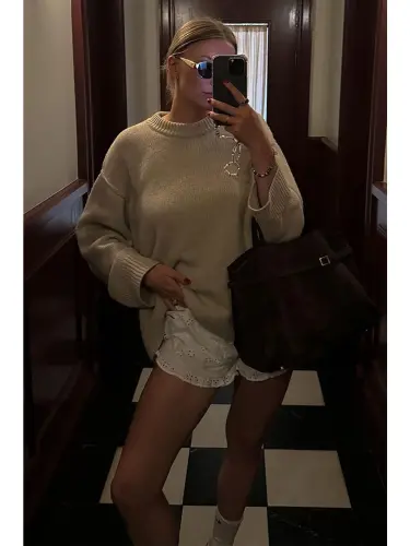 Бежевый Трикотажный Свитер Оверсайз с Круглым Вырезом Mg1972-Бежевый - 4