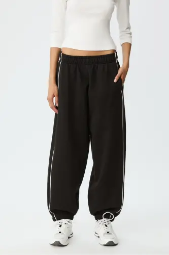 Bias tape jogger pants - Black - STRADIVARIUS (1)