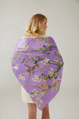 Binafsha rangli Van Gogh Bodom gullari 140x140 kvadrat yangi bahor-yoz kolleksiyasi 100% atlas ipak sharf - binafsha rangli - 3