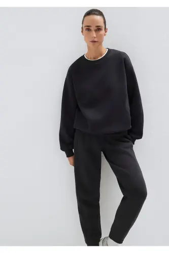 Black Crew Neck Basic Sweatshirt 1610198-900 