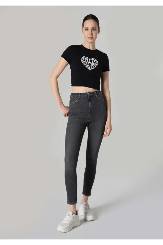Black crop top, short sleeves, crew neck with neck print. - 3