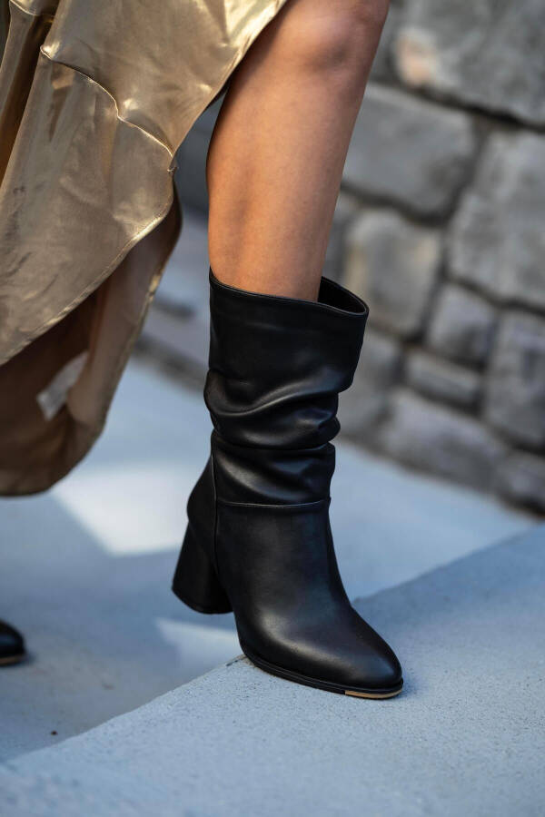 Black heeled boots - 1