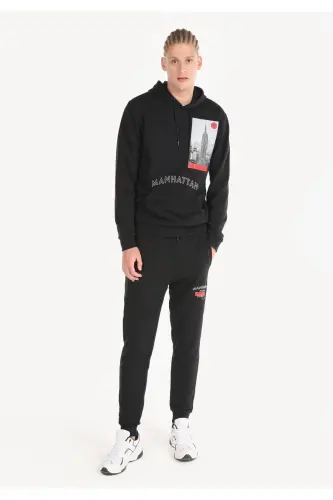 Black, hooded, regular fit printed men's sweatshirt - 3