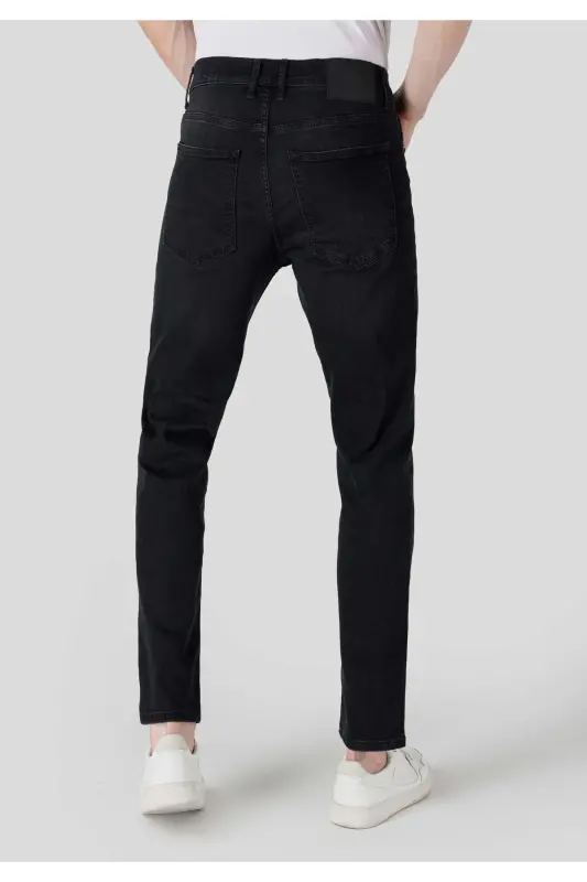 Black, loose fit men's jeans. - 2