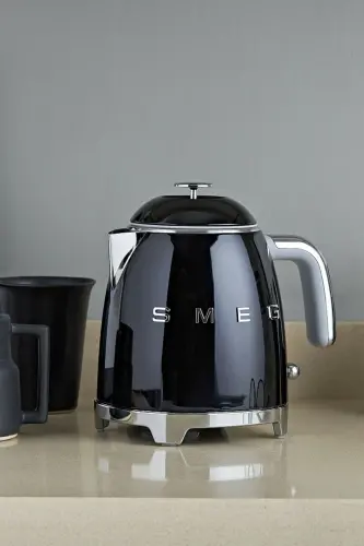 Black Mini Kettle Klf05 - SMEG (1)