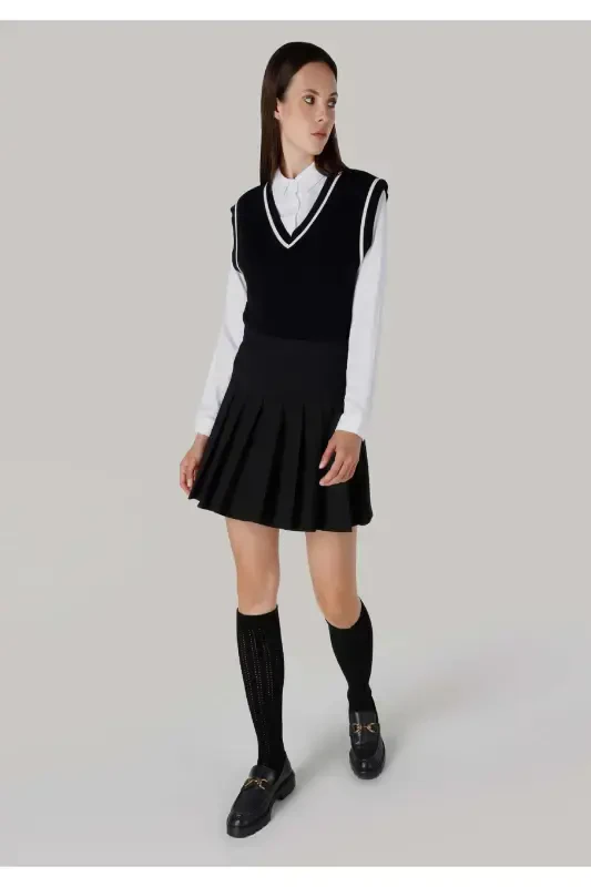 Black pleated mini skirt. - COLIN’S