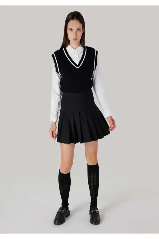 Black pleated mini skirt. - 3