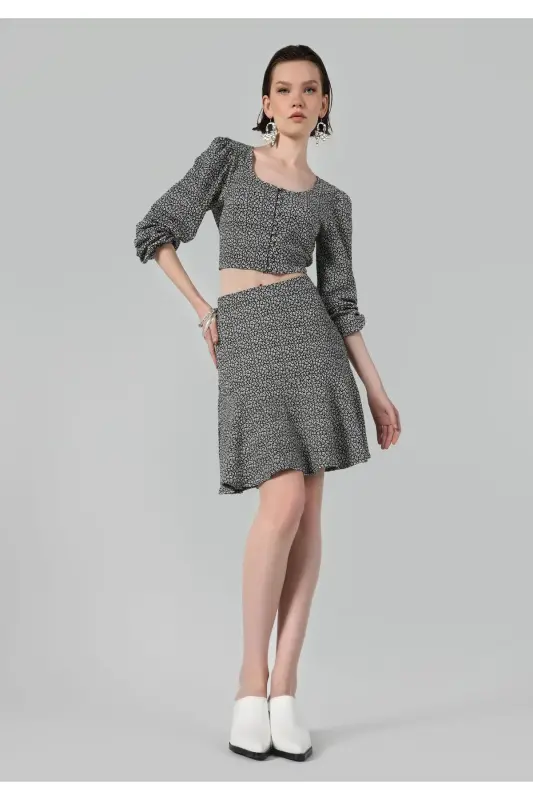 Black pleated women's skirt, regular fit. - 1