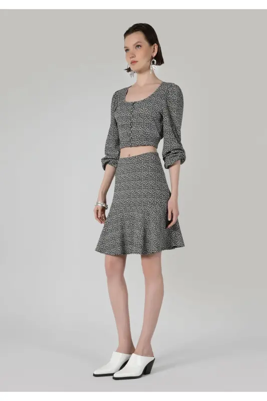 Black pleated women's skirt, regular fit. - 4