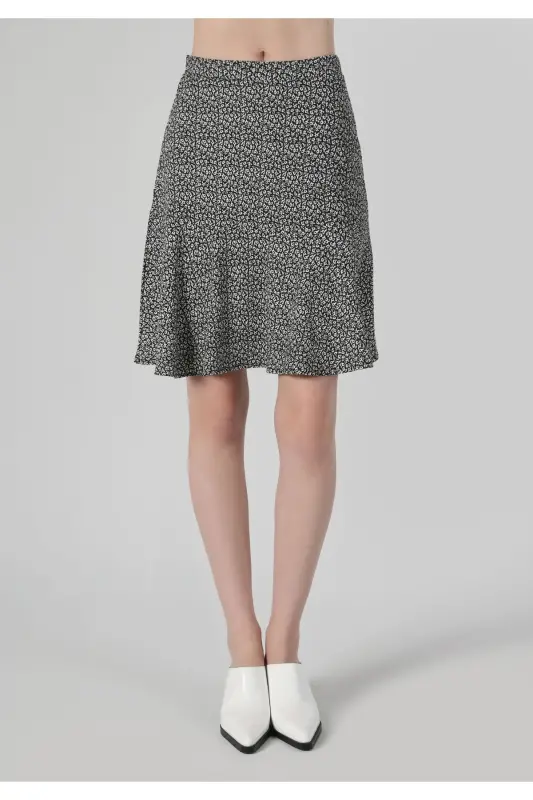 Black pleated women's skirt, regular fit. - 5