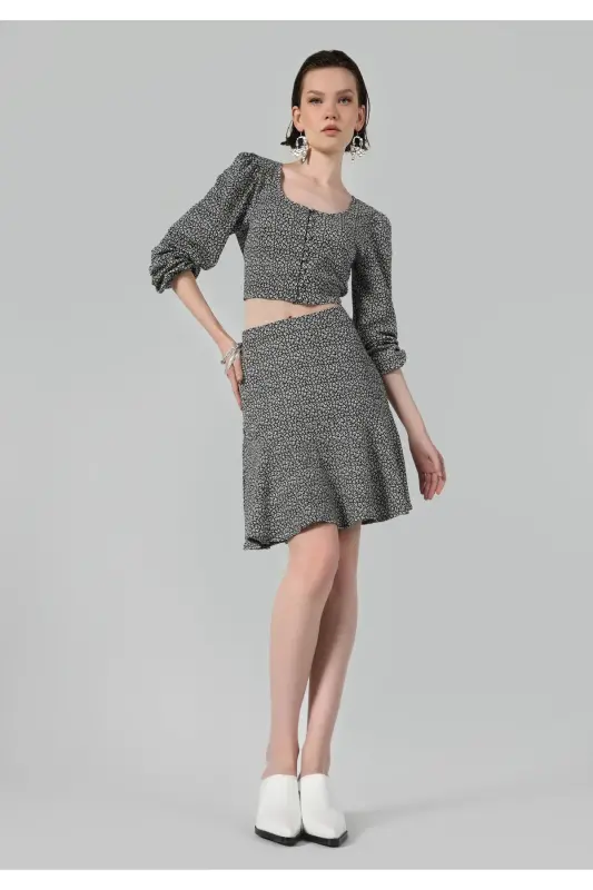 Black pleated women's skirt, regular fit. - 1