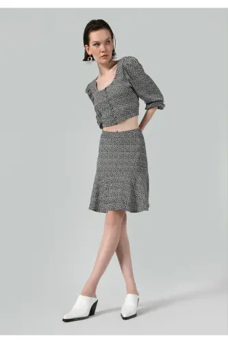 Black pleated women's skirt, regular fit. - 3