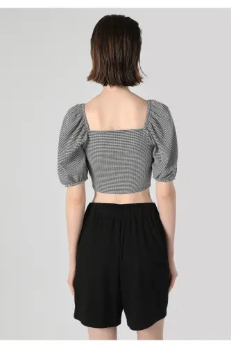 Black, short-sleeved, crop top with a square neckline and print. - COLIN'S (1)