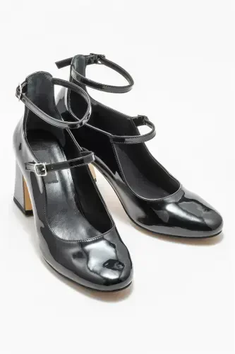 Black Woman High Heels - ELLE (1)