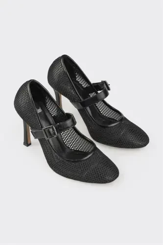 Black Woman's Heels - ELLE (1)