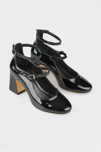 Black Woman's Heels - ELLE (1)