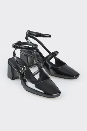 Black Woman's Heels - ELLE (1)