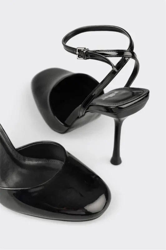 Black Woman's High Heels - 4
