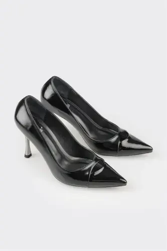Black Woman's High Heels - ELLE (1)