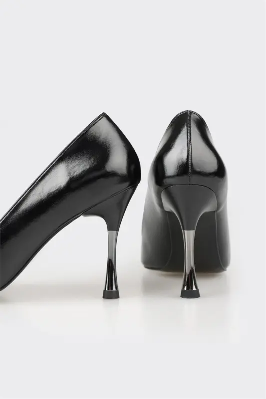 Black Woman's High Heels - 4