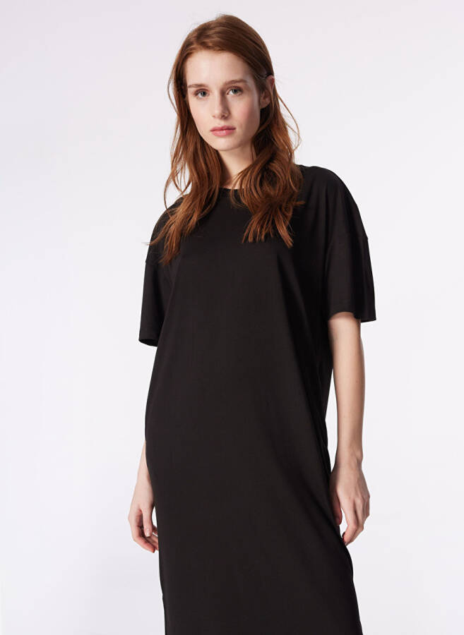 Black Women's Basic Crew Neck Dress - 5