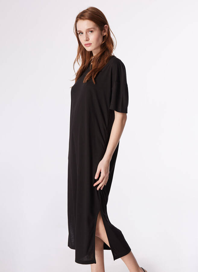 Black Women's Basic Crew Neck Dress - 6