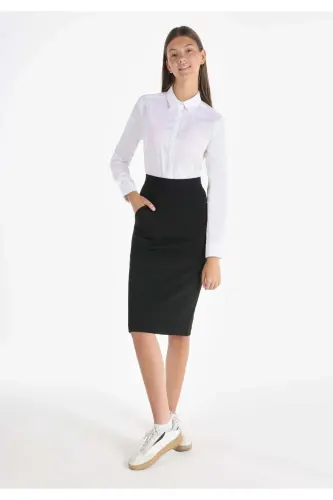 Black women's skirt, slim fit and zipper pocket detail. - 1