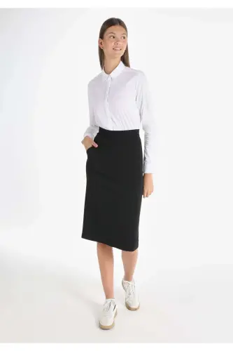 Black women's skirt, slim fit and zipper pocket detail. - 3