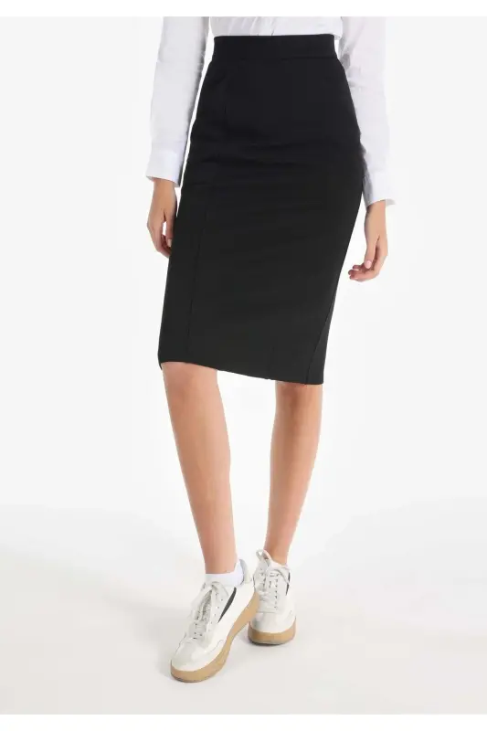 Black women's skirt, slim fit and zipper pocket detail. - 4