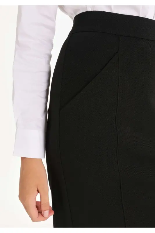 Black women's skirt, slim fit and zipper pocket detail. - 5