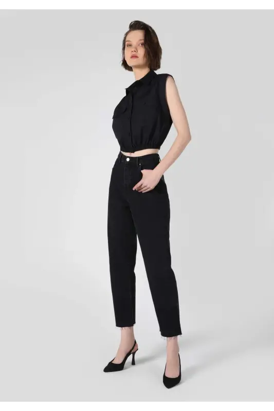 Black women's sleeveless shirt - 3