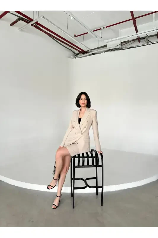 Блейзер с металлическими пуговицами и юбка в комплекте - 2