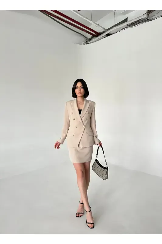 Блейзер с металлическими пуговицами и юбка в комплекте - 3