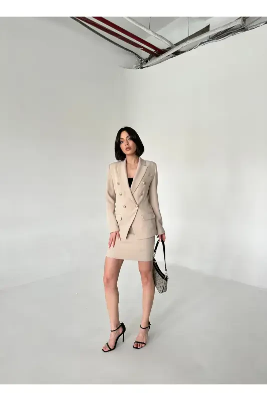 Блейзер с металлическими пуговицами и юбка в комплекте - 6