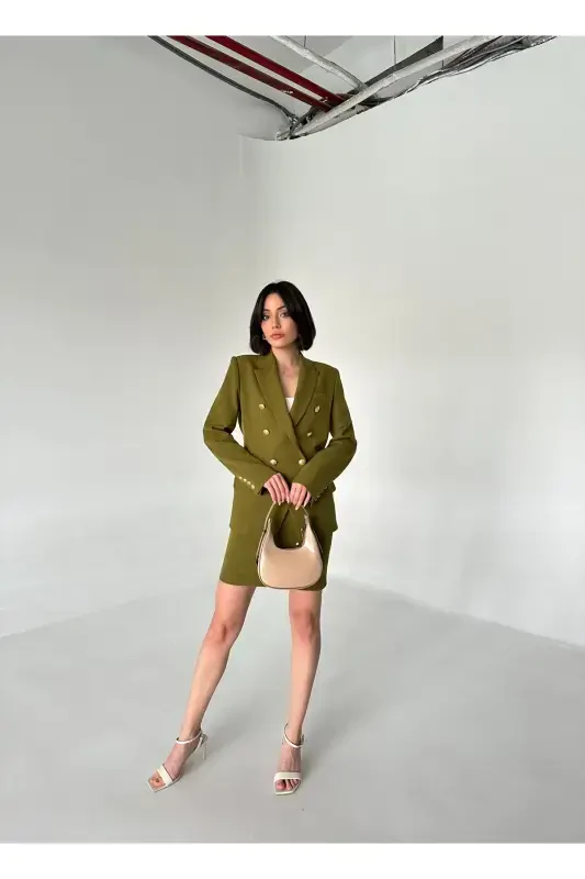 Блейзер с металлическими пуговицами и юбка в комплекте - 6