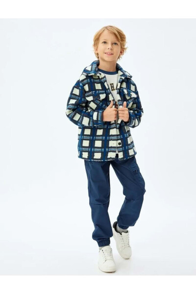 Blue plaid, long-sleeved, pocket detailed plush shirt jacket. - 6