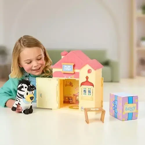 Bluey Play Date Plush Surprise, Stikerlar bilan Uyni bezating, O'yin Vaqti Belgisini o'rnating, Keyin Bir Syurpriz Plush Paydo bo'lishi uchun Eshikni oching, Plush Uslubi Har Xil bo'lishi Mumkin - 3