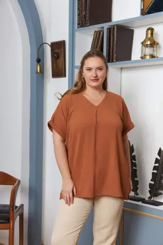 Блуза размера плюс цвета кэмел с разрезами на воротнике и рукавах - 1