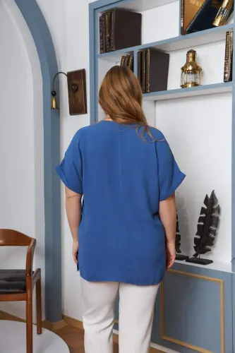 Блузка индиго большого размера с разрезами на воротнике и рукавах - 4