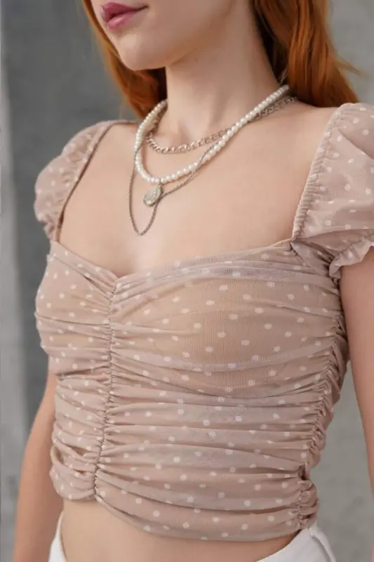 Блузка кремовая тюлевая в горошек с акцентом на талии - 2