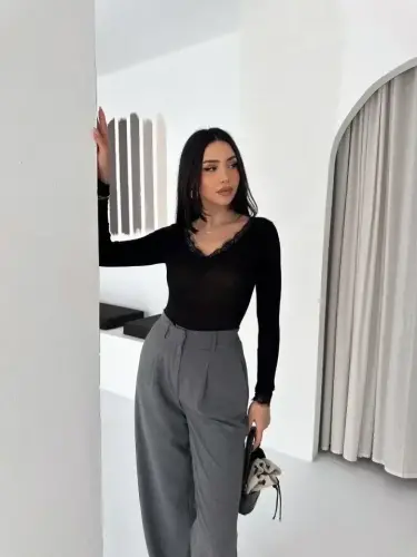 Блузка с кружевными деталями, V-образным вырезом спереди и сзади, из ткани с кашемировой текстурой, с длинными рукавами — цвет вишневый. - 3