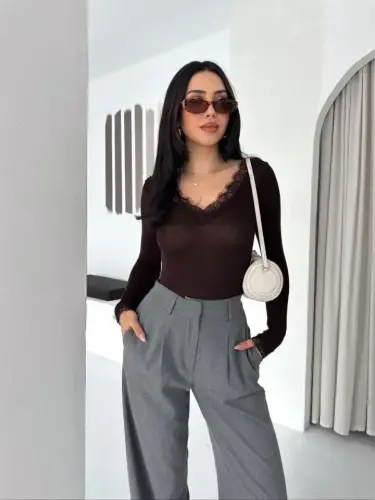 Блузка с кружевными деталями, V-образным вырезом спереди и сзади, из ткани с кашемировой текстурой, с длинными рукавами — цвет вишневый. - 4