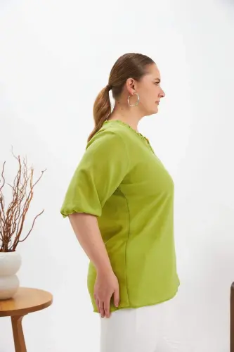 Блузка женская с коротким рукавом, V-образным вырезом и воланами, оливковая - BÜYÜKBEDENIZ (1)