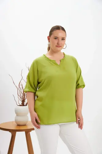 Блузка женская с коротким рукавом, V-образным вырезом и воланами, оливковая - 3